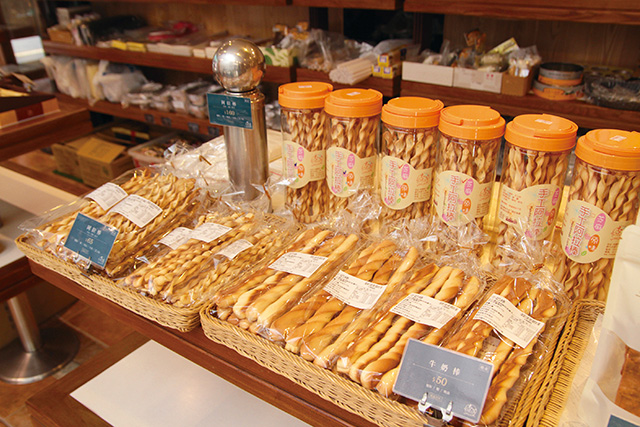 杏芳實體店裡陳列著傳統糕餅以及西式甜點。吳長益攝影