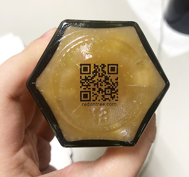 在欉紅每一瓶陳列在通路架上的商品都有QR Code可以連上官網。