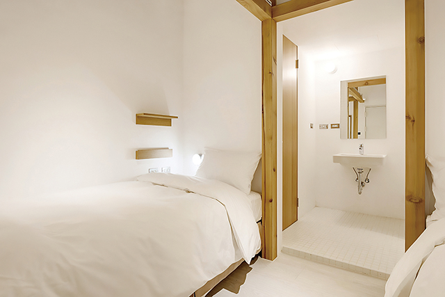 路得行旅台中館的雙人房，將衛浴作為二床隔間。路得行旅提供