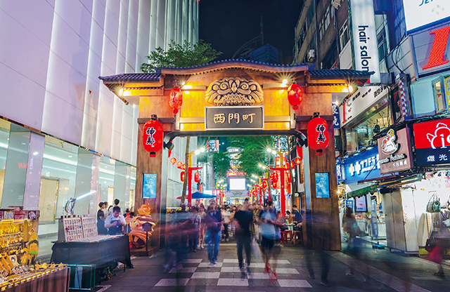台北的西門商區設有步行專區，街區限制汽車之後，人們更願意去走走逛逛，無形中也增加消費，從而帶來繁榮。Adobe Stock