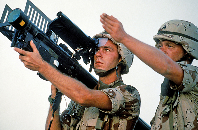幾十年來，美國向阿富汗運送的武器（包括刺針飛彈）最終進入了黑市。圖為一名美國士兵在沙漠盾牌行動中瞄準刺針飛彈發射器。美國國防部（DOD）/Getty Images