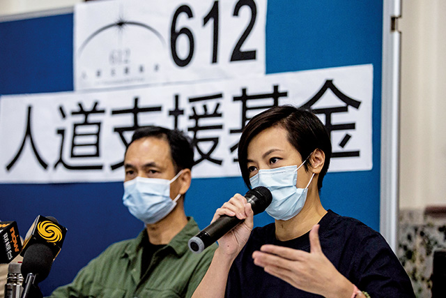 香港歌手何韻詩（右）2021年8月18日在香港舉行記者會支持「612人道支援基金」。2022年5月11日，何韻詩與陳日君、吳靄儀因涉嫌「勾結外國勢力罪」，被香港警方扣查。Getty Images