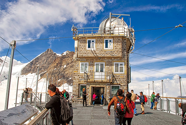 搭五層樓的電梯來到歐洲之巔的最高處「斯芬克斯觀景台」，觀景台後面就是少女峰。