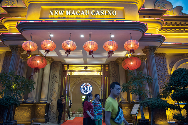 柬埔寨加入中共「一帶一路」計畫後，中國人資金前進柬埔寨，在西港經營50多家賭場及網路賭博。圖為柬埔寨西哈努克市市中心的新澳門賭場。Getty Images