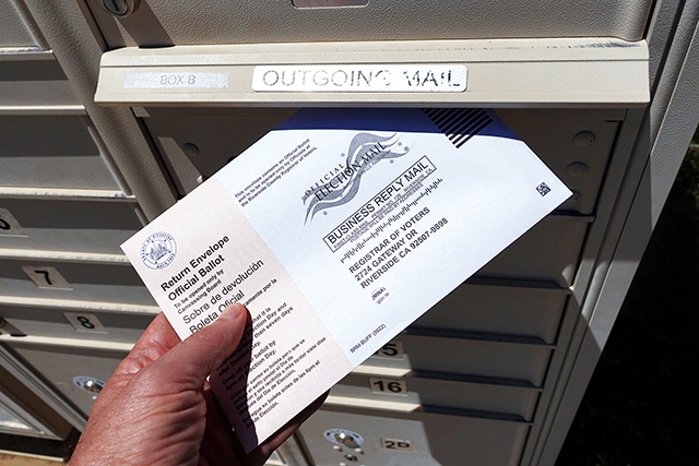 美國郵寄選票制度，接觸到選票者（郵局、中間運輸、拆封者）如果作弊，就可把信封裡的選票調換。Adobe Stock