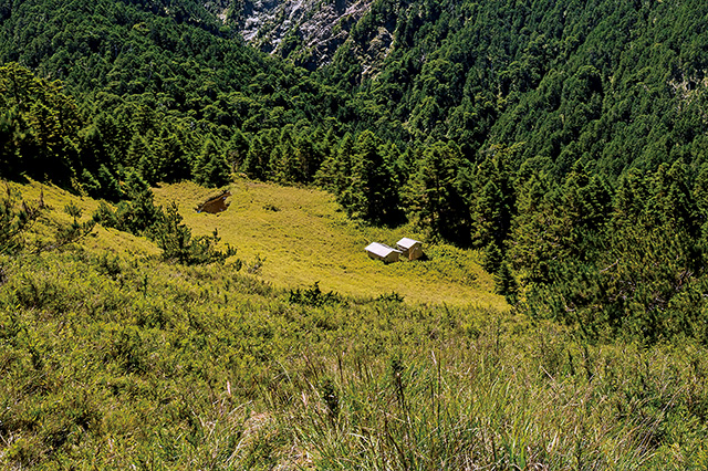 遠遠可以看到兩座審馬陣山屋。