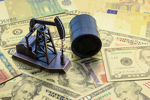 國際原油價格以美元計價，稱為「石油美元」。Adobe Stock