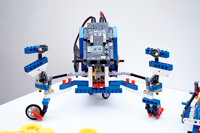 透過電路與程式的控制，讓機器人活動起來。趙郁誠攝影