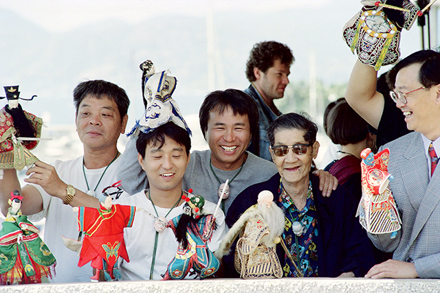 1993年5月22日，侯孝賢（中）和布袋戲大師李天祿（右二）法國舉行的第46屆坎城中合影。Getty Images