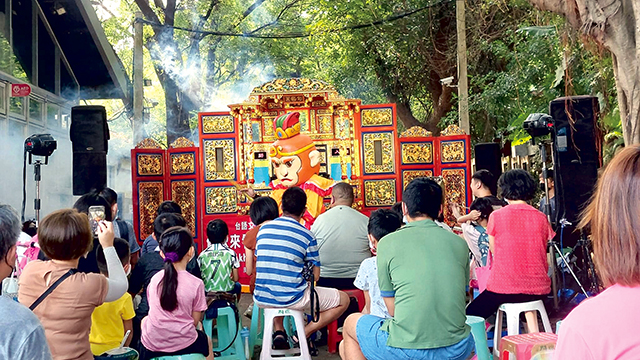 從日治時代開始經營，「彰藝園」曾是彰化唯一的布袋戲劇團2。彰藝園掌中劇團提供