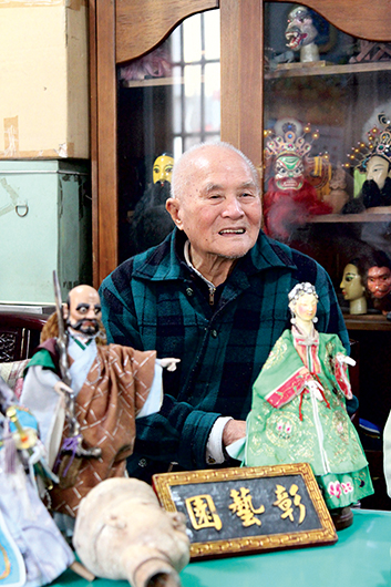 陳韋佑祖父陳峰煙是彰化知名的布袋戲藝師。岳翔雲攝影