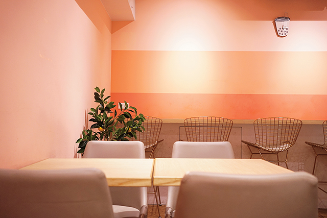 十杯象徵活力樂觀的珊瑚橘環境，提供了消費者溫馨的茶聚空間。趙郁誠攝影