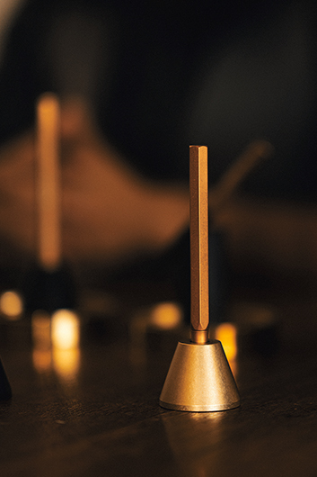 物外打造的黃銅鋼珠筆，體現其核心「文字的重量」。葉俊宏攝影
