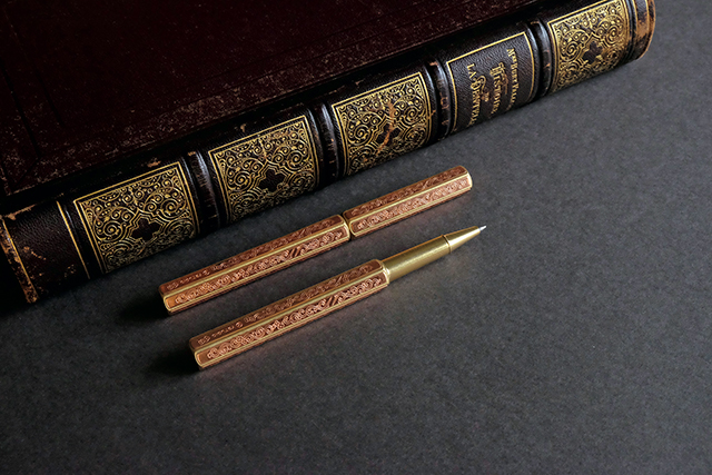 由日本鏨刀末代職人打造的模具所製造出來的「蘭紋金芳金具鋼珠筆」，極具收藏價值。物外提供