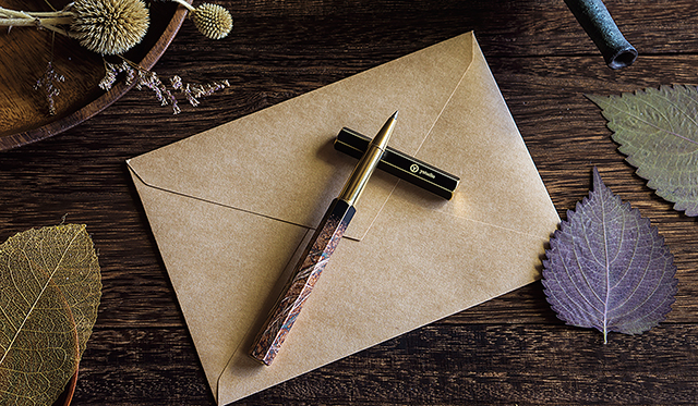物外與日本京都西陣織箔屋「楽芸工房」合作，推出「雲龍箔鋼珠筆」。物外提供