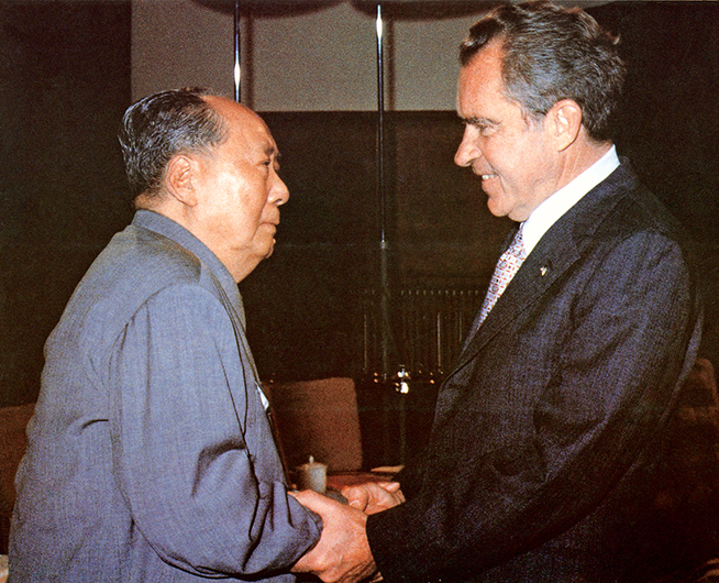1972年2月中共領導人毛澤東（左）在北京家中歡迎美國總統尼克森。尼克森敦促中美在通往世界和平的不同道路上「共同長征」。Getty Images