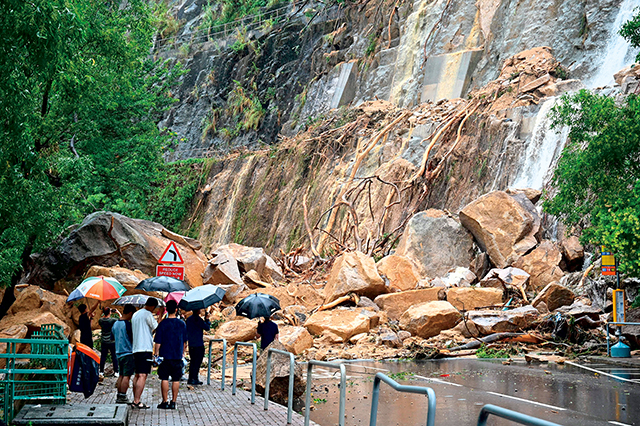 2023年9月8日，海葵颱風侵襲後，香港創紀錄的降雨導致大範圍洪水氾濫，大雨過後，官員和警察查看香港筲箕灣耀東邨道路上的山體滑坡。Getty Images