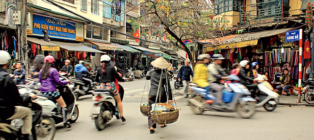 多半越南人還是習慣在實體店面消費。Adobe Stock