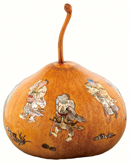 張茂欽在葫蘆上鑲嵌螺鈿，人物表情相當細膩。新竹市政府文化局提供