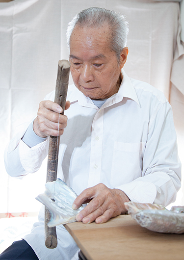 張茂森手中的工具即是鋼鋸。新竹市政府文化局提供