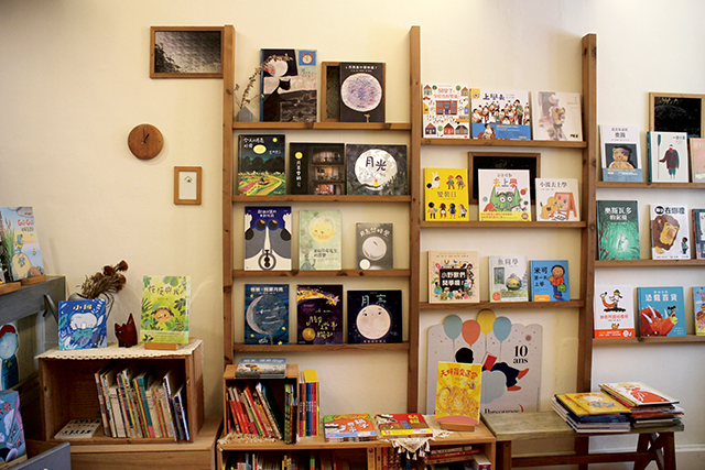 書店在接近中秋節與開學時節，選出與月亮、上學相關主題的圖書。