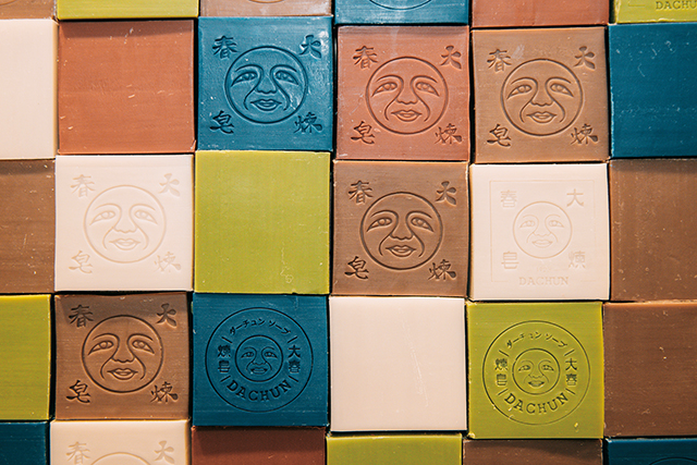 大春煉皂迪化街旗艦店牆上鑲嵌的香皂。葉俊宏攝影