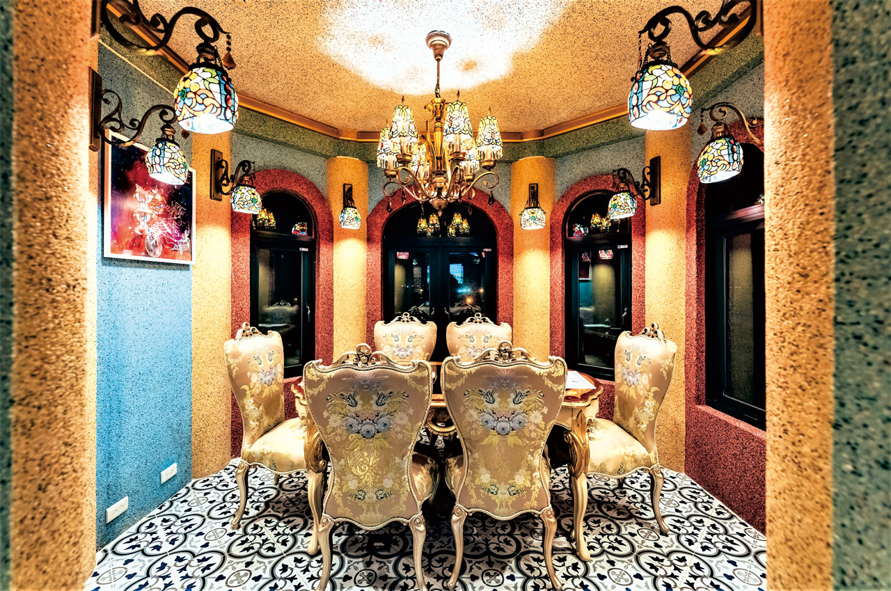 西式餐廳為拱形窗、抿石子壁面與鑲嵌燈，帶有異國風情。七星潭水上明月臉書粉專