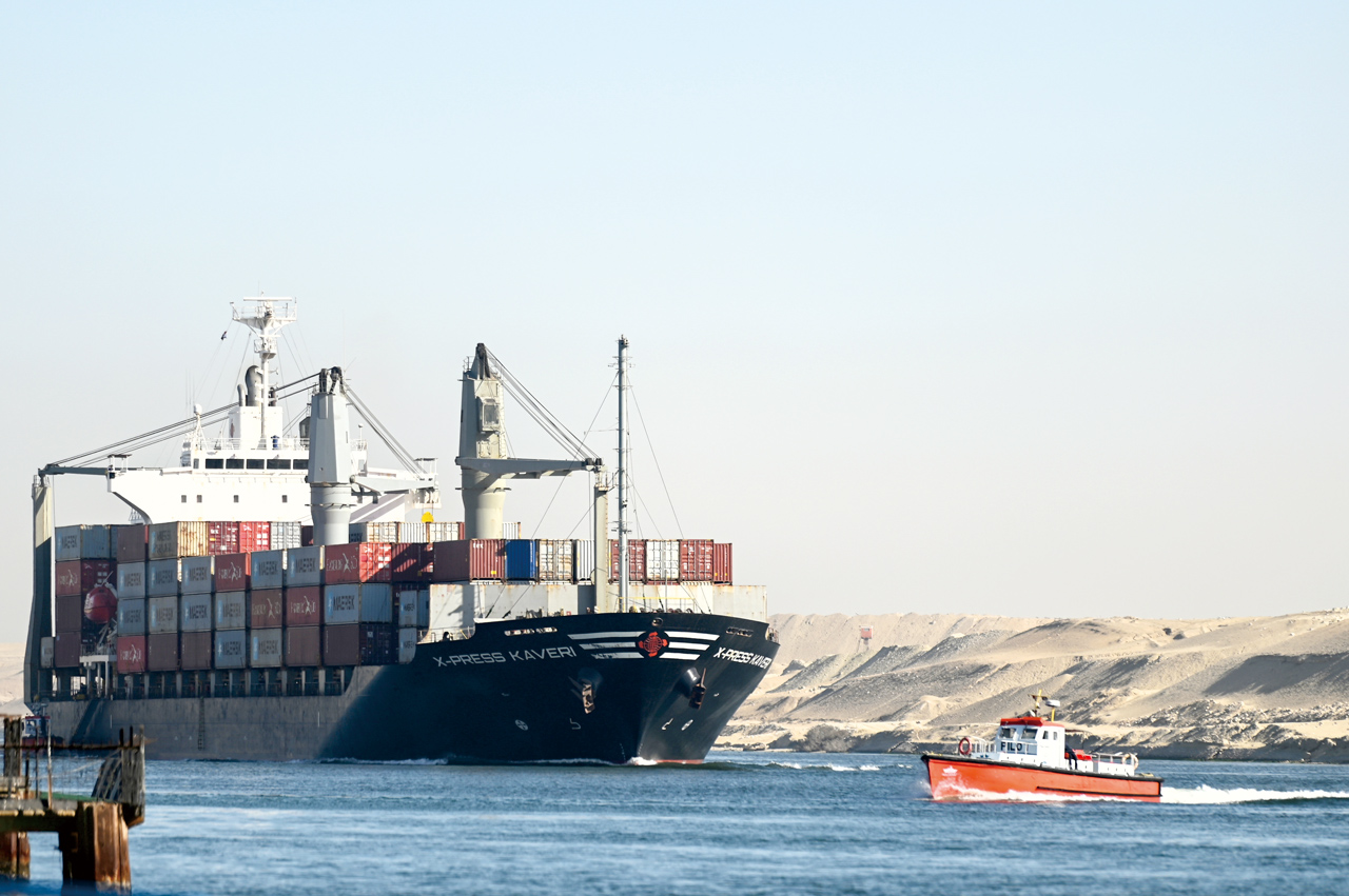 紅海衝突持續升級，其效應開始擴散恐影響全球供應鏈。圖為剛通過蘇伊士運河準備駛向紅海的貨運船隻。Getty Images