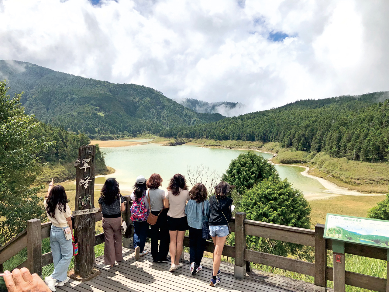 「翠峰湖」是台灣第一大高山湖泊，四季皆美，晨昏變化萬千。