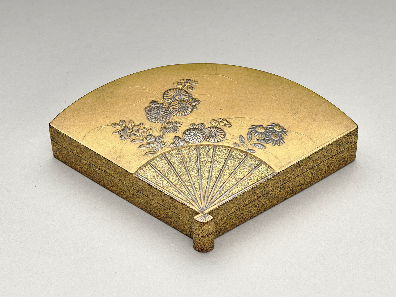 日本18世紀菊蒔繪扇形小盒。