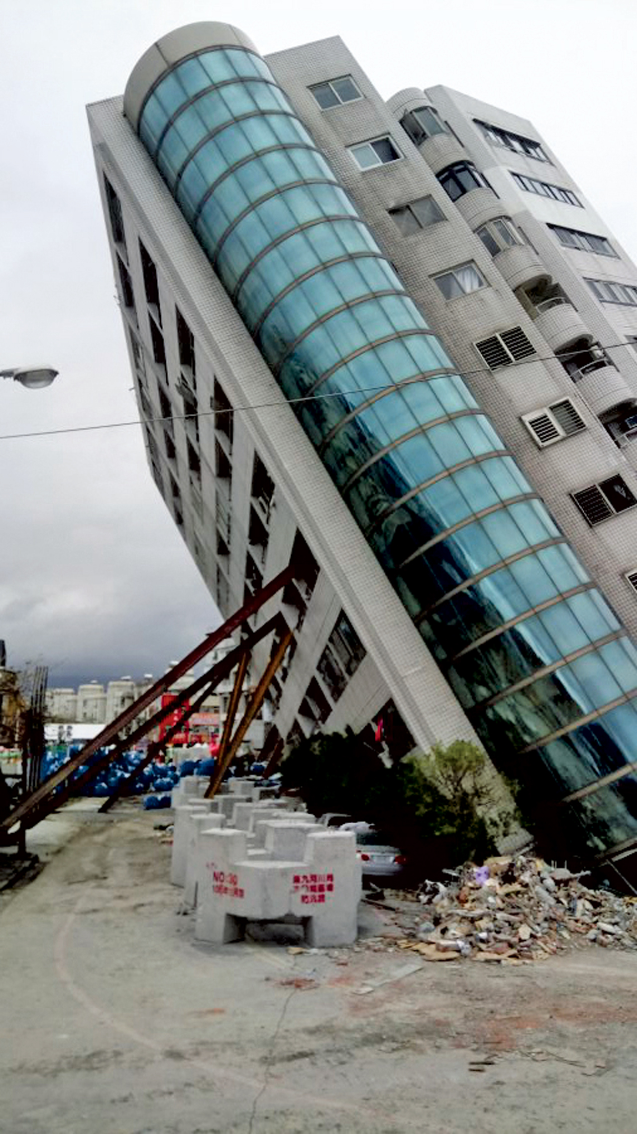 2018年0206花蓮大地震時，雲門翠堤大樓被震垮。