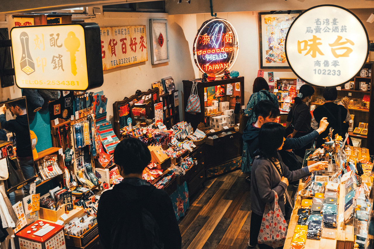 店內滿滿的台灣元素，有些招牌甚至特意做舊來營造時代的氛圍感。
