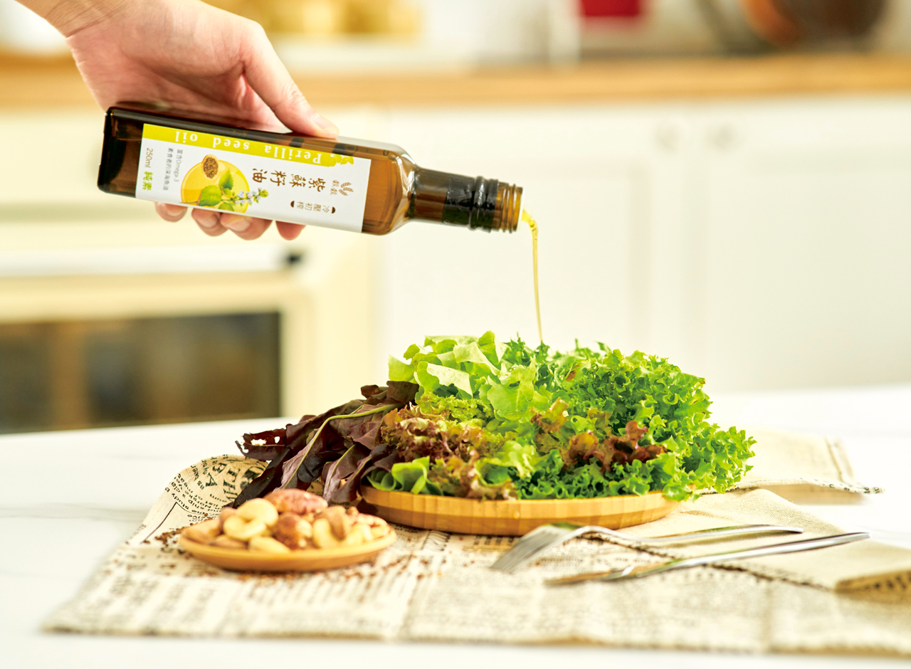 紫蘇油是涼拌好油，提升沙拉風味的同時，還能補充營養成分。黃昱攝影