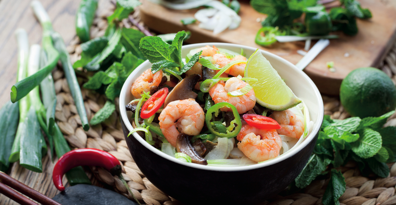 鮮蝦、中卷川燙後放涼，搭配泰式醬料，就是鮮美重口味的泰式沙拉，炎夏不可或缺。Adobe Stock