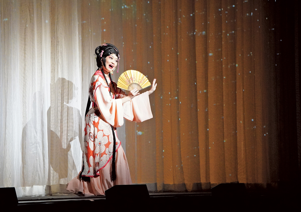 台北新劇團的演出加入現代舞台美學。辜公亮文教基金會提供