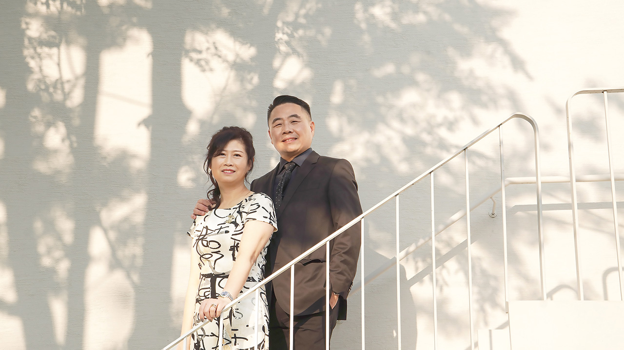 朱仁宗（右）與妻子攜手奮鬥多年，感情極佳。