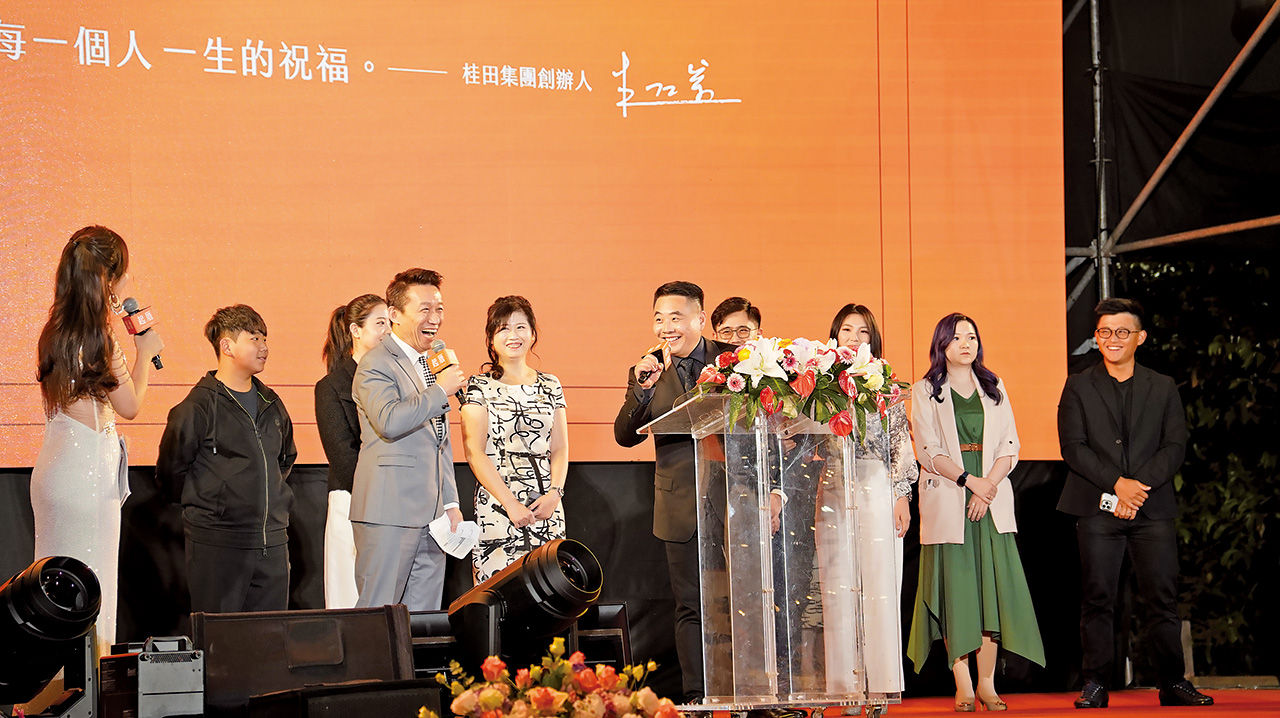 為讓子孫留念，《茶金》團隊將朱仁宗（中著黑衣者）與父親故事拍成電影《起厝》，並指定郭子乾飾演父親角色。