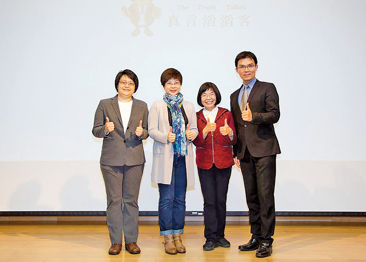 2019年交大科法學院財經論壇舉辦「美中貿易大戰延燒，2019台灣經濟怎麼走」，趙曉慧（左一）與陽明交大特聘教授林志潔（左二）、明慧法律事務所主持律師曾耀賢（右）合影。灼見文創官網