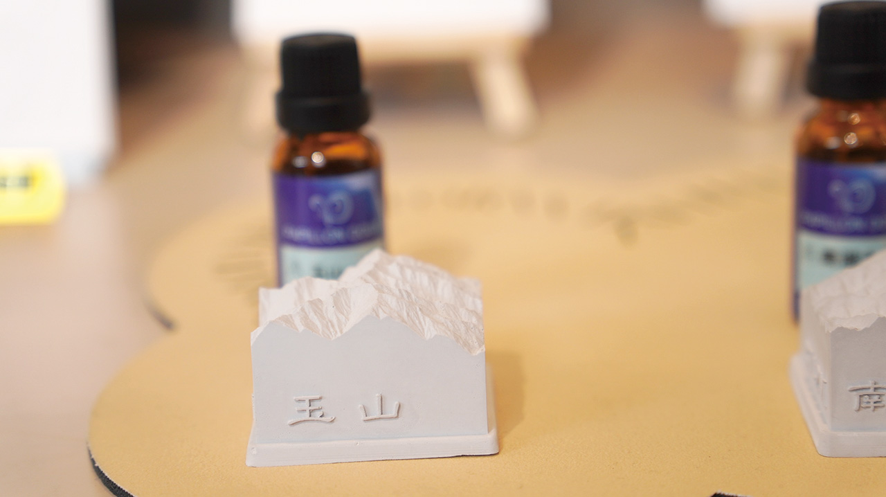 外國朋友告訴許智傑，台灣是一個非常特別的地方，他因此開發了「台灣山」系列擴香石。