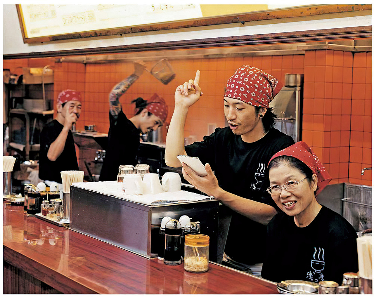 淺田政志透過與家人實境與多種角色扮演，陸續拍出多種主題而趣味橫生的全家福，記錄與父母、哥哥全家的快樂時光。采昌國際提供