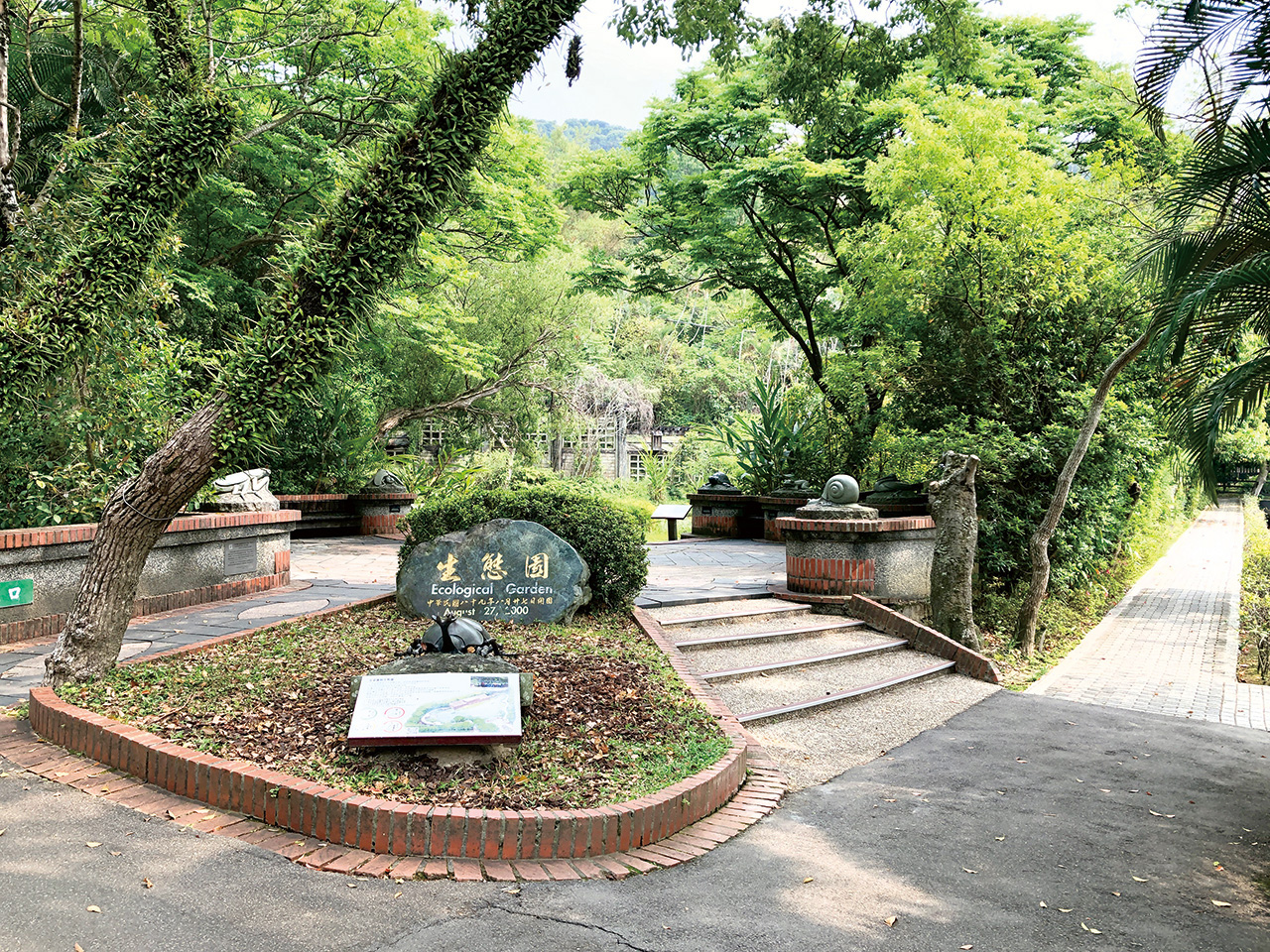 生態園本是種植供應官邸的新鮮時蔬之園圃，現為一座用生態工法打造的自然溼地。