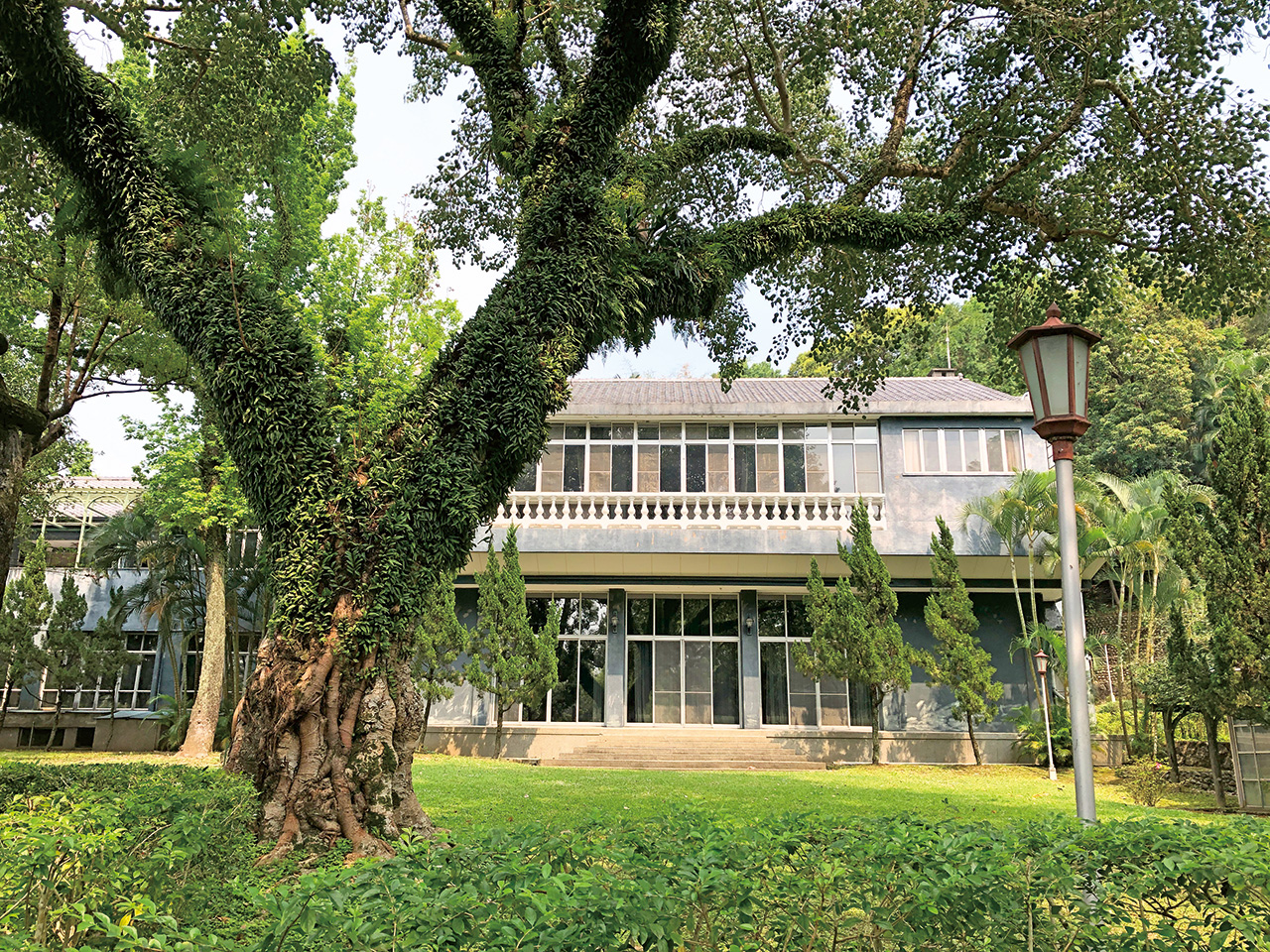 官邸正館為一棟二層樓的墨綠色西式黑瓦斜頂建築，而「墨綠色」乃山林間隱密的保護色。