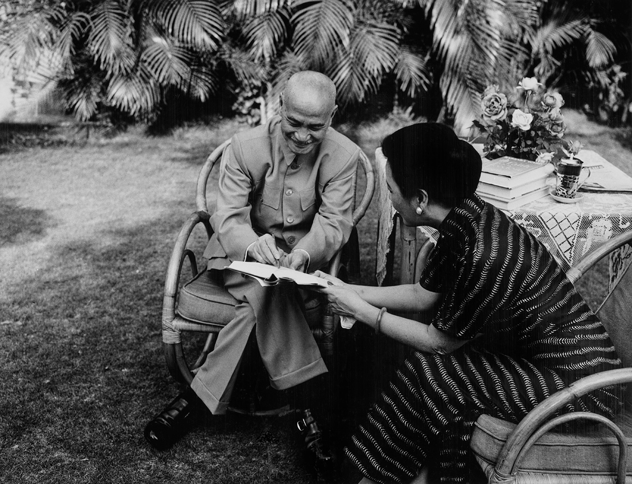 1965年左右，中華民國總統蔣中正與夫人宋美齡在台北士林官邸花園。Getty Images