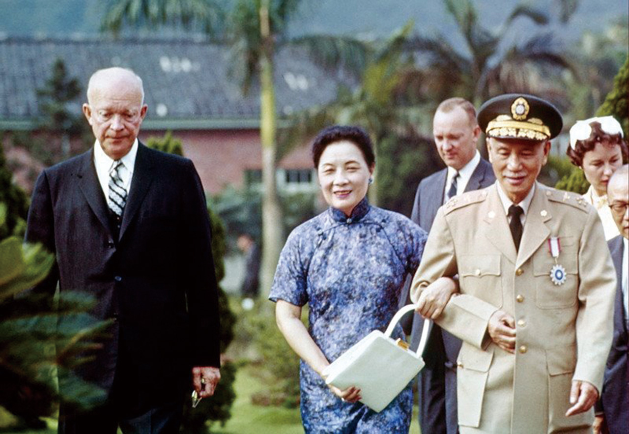 蔣先生伉儷經常接待外國賓客。圖為1960年6月，美國總統艾森豪（左）訪問台北，與蔣先生和蔣夫人合影，後方為美國駐華大使莊萊德。公有領域