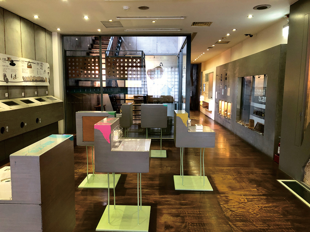 三樓常設展區展示各種紙張的相關知識，還有活潑有趣的科學實驗活動。