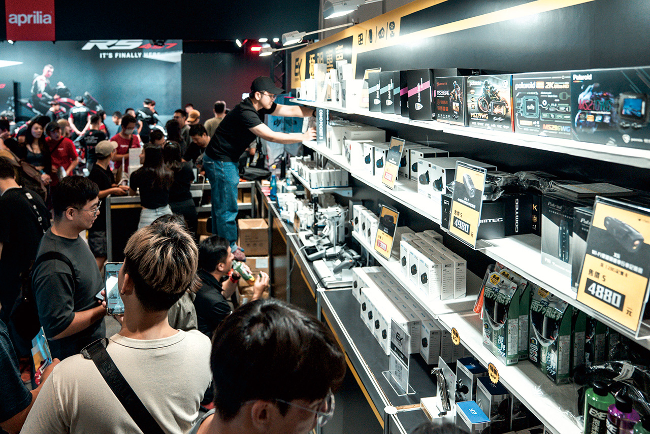 早期從運動攝影機起家，極限專賣發展迄今銷售的品項超過2,000個。極限專賣提供