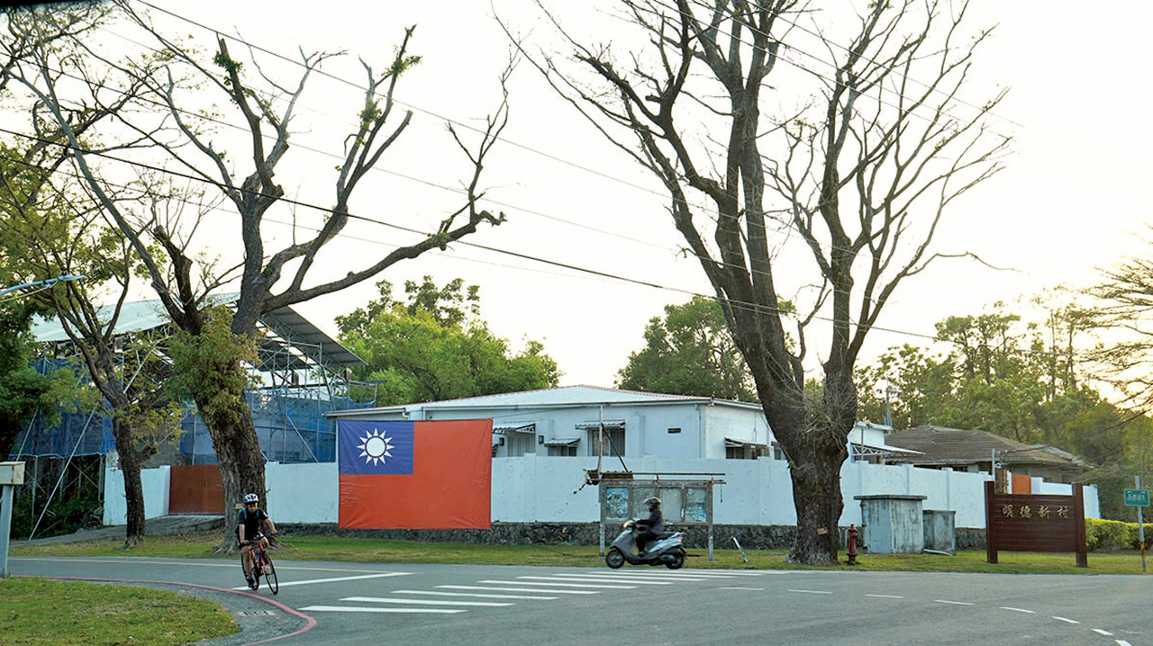 高雄左營「建業新村」著名的大幅國旗景點。