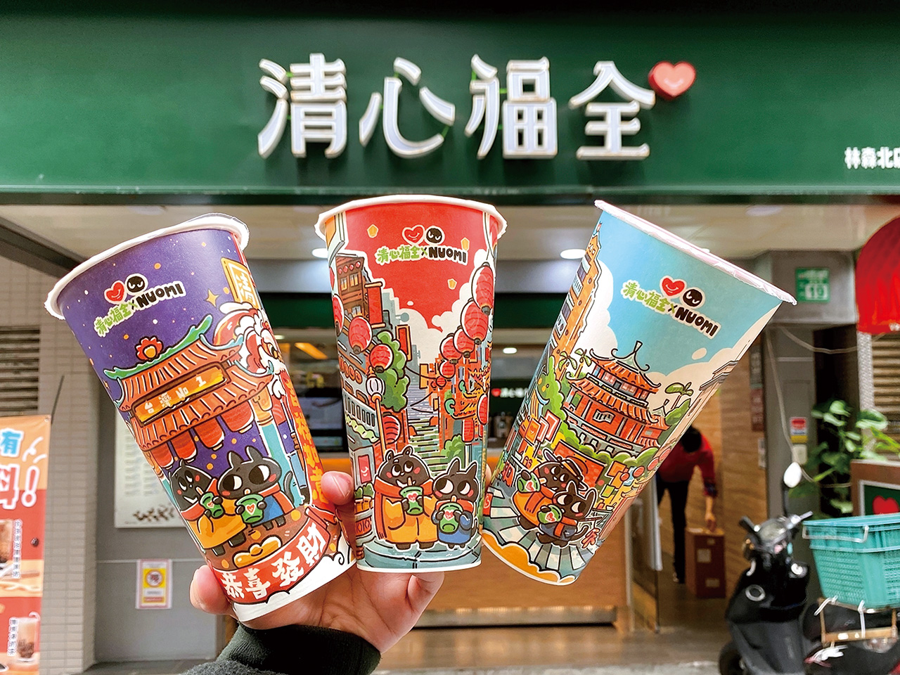 清心福全紙杯、吸管、封膜都是聯名圖案。清心福全提供