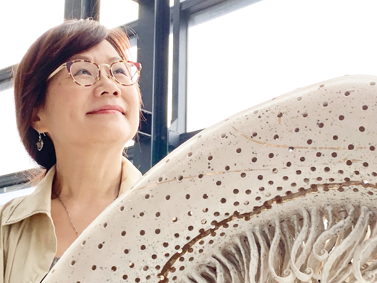 陶土必須經歷反覆錘鍊方能成型，一如彭雅美的人生。