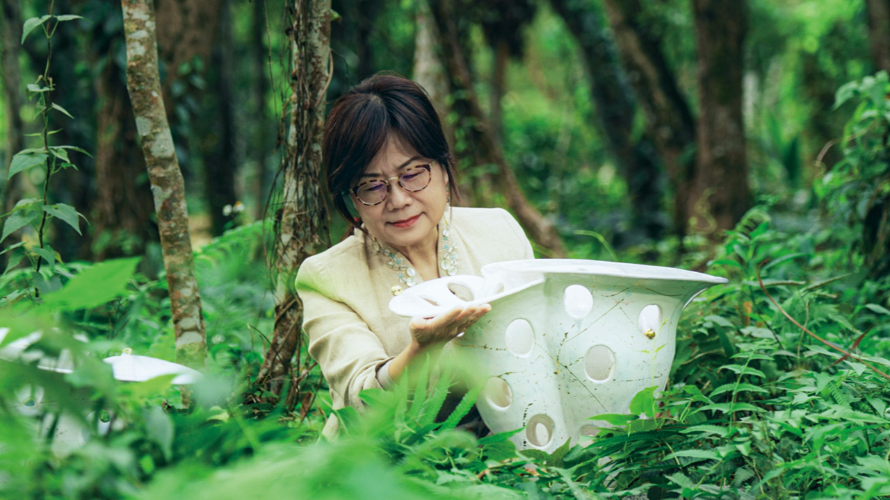 陶藝家彭雅美在人生低谷遇見蕨類，生命彷彿若有光。她勇敢無懼，淬鍊重生。